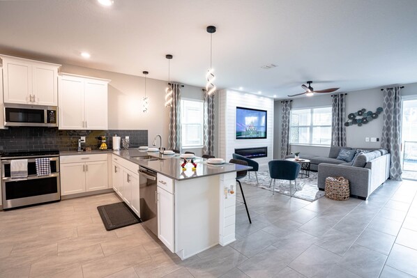 Refrigerador con congelador, microondas, horno y parrilla de estufa 