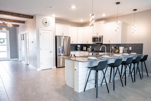 Refrigerador con congelador, microondas, horno y parrilla de estufa 