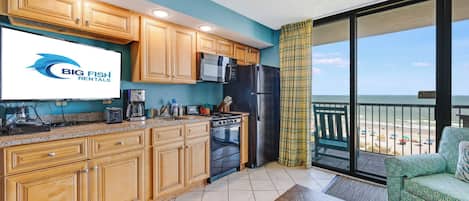 Coffee/tea maker, full-sized fridge, microwave, oven