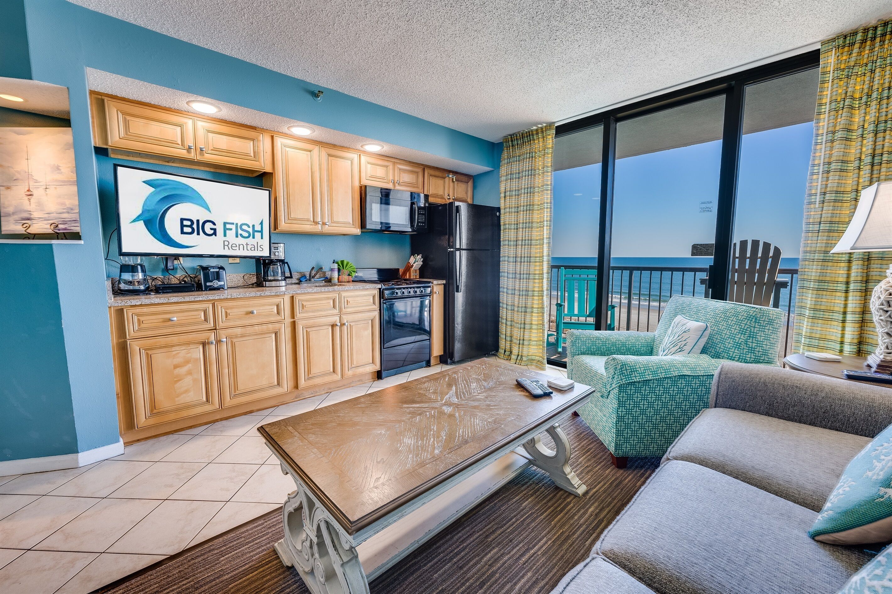 Full-size fridge, microwave, oven, stovetop