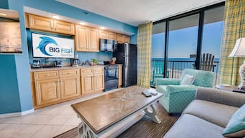 Full-sized fridge, microwave, oven, stovetop