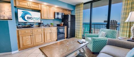 Grand réfrigérateur, micro-ondes, four, plaque de cuisson