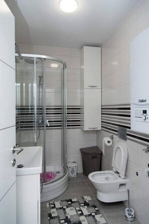 Douche, séchoir à cheveux, serviettes fournies