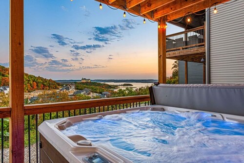 LAKE views! Rare step-FREE entrance! Pools-Hot Tub-Playground-Pickleball & more!