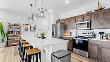 Réfrigérateur, four à micro-ondes, un four, surface de cuisson