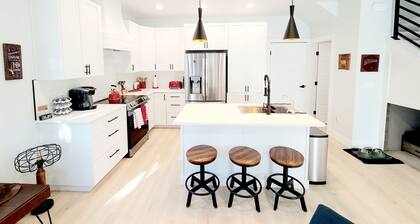 Local Host: 3BR 2.5BA by BSU DT GreenBelt & Skiing