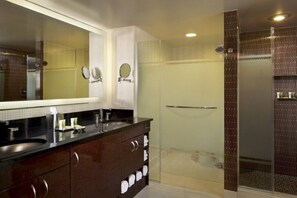 Secadora de cabello, bidet, toallas, jabón 