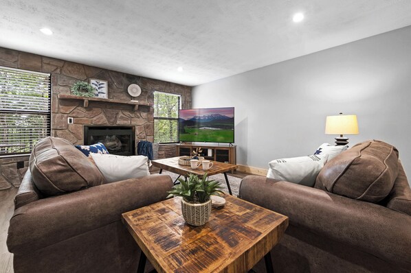 Smart TV, chimenea y videojuegos