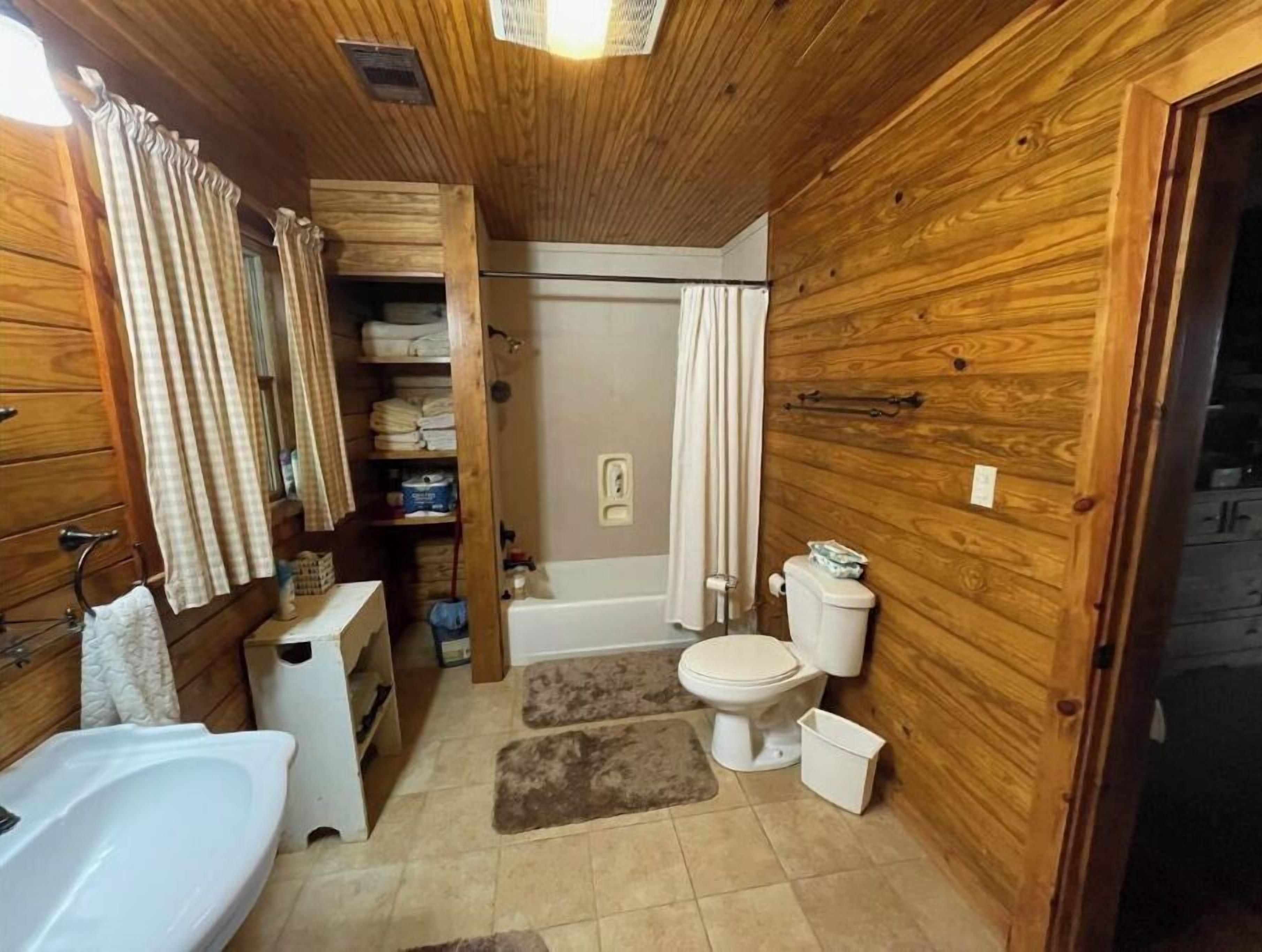 Badkar/dusch, handdukar och toalettpapper