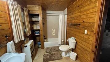 Badkar/dusch, handdukar och toalettpapper