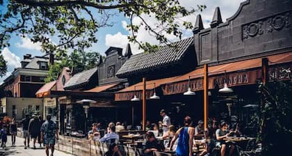 Stylish 3-br Brookline condo, steps to Wash Sq T!