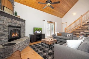 Una televisión, una chimenea, una oficina