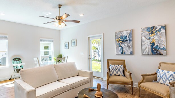 A spacious living room with a beige sofa, two armchairs, a coffee table, and a ceiling fan. - Santa Rosa Hideaway by Avantstay Pet Friendly 6 Mins to Beach! (Santa Rosa Beach)