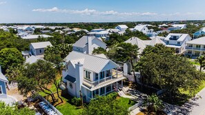Un quartier résidentiel où les maisons se distinguent par leurs toits à pignons et où l’on trouve un mélange de bâtiments d’un et deux étages.