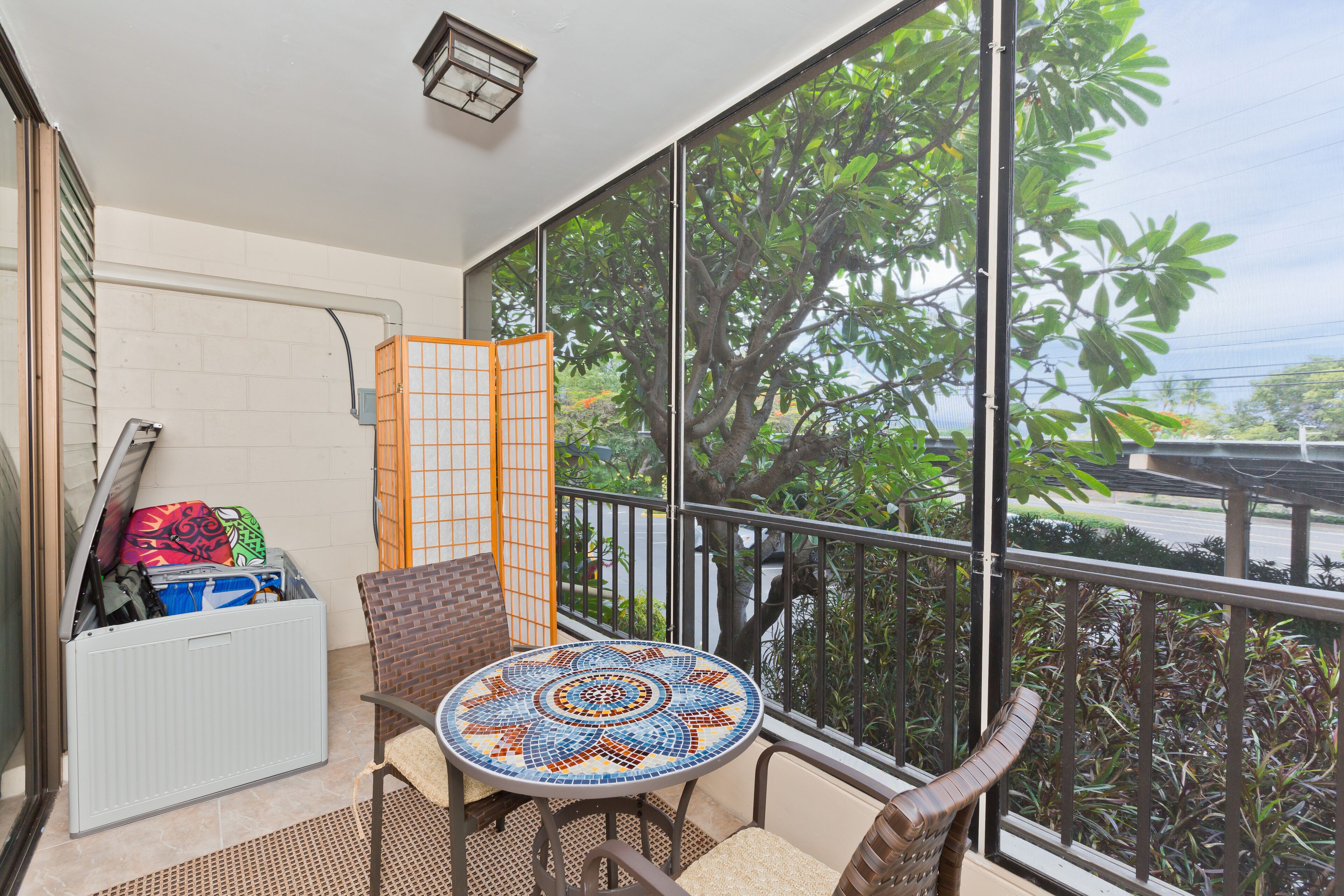 Breezy 1 Bedroom Condo- Close to Shopping & Beach