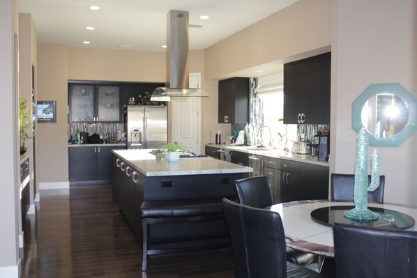 ثلاجة، ميكروويف، فرن، موقد طهي مسطح