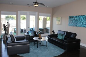 Smart TV, fireplace, DVD player, ping pong