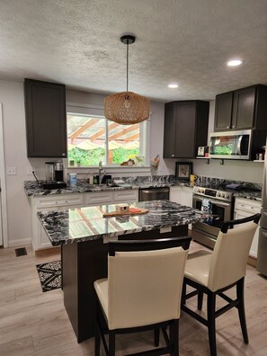 Refrigerador, microondas, horno y parrilla de estufa 