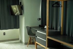 Business Studio | Living area | 25-inch flat-screen TV with digital channels, TV - Casa Romita (Mexico City)