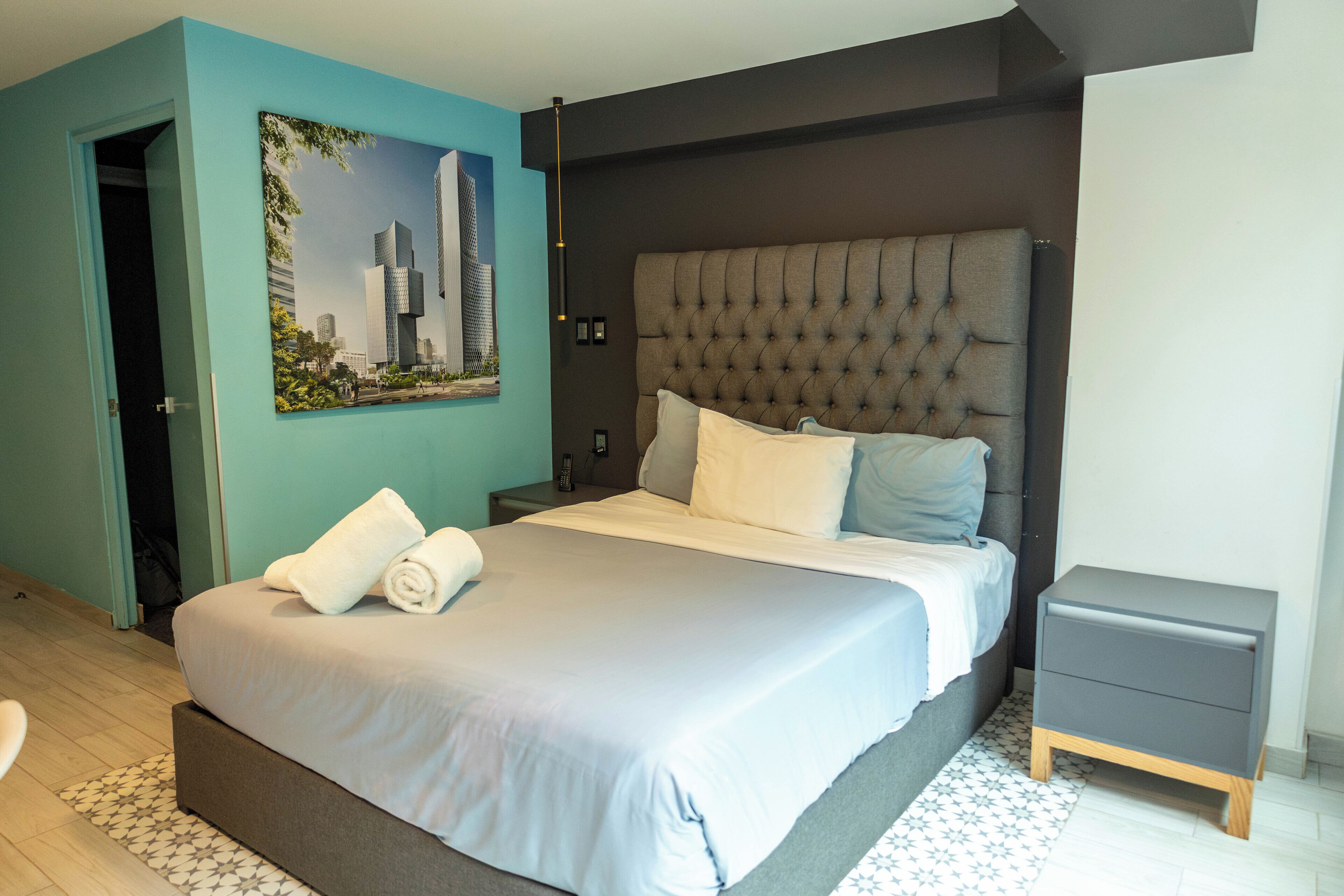 Estudio empresarial | Escritorio, espacio para trabajar con laptop y cortinas blackout 