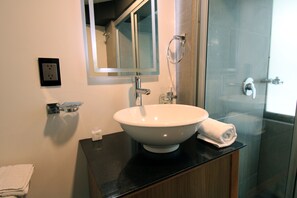 Elite Studio | Bathroom | Shower, towels - Casa Romita (Mexico City)