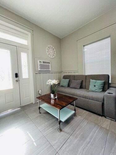 Sunset Heights Historic 1- Bedroom Apartment