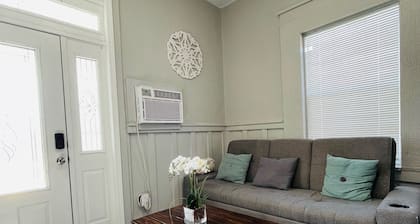 Sunset Heights Historic 1- Bedroom Apartment