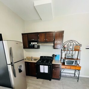 Fridge, microwave, oven, stovetop - Sunset Heights Historic 1- Bedroom Apartment (El Paso)