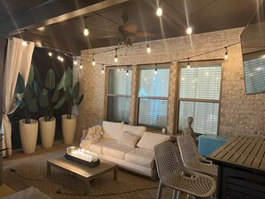 Una Smart TV, una chimenea, una impresora