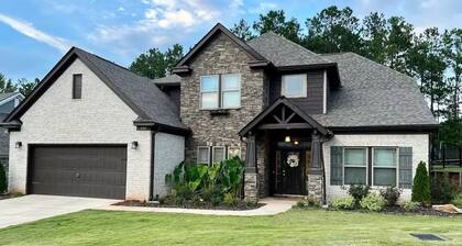 LUX House! HOT TUB! 4 min to campus. Golf lot
