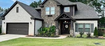 LUX House! HOT TUB! 4 min to campus. Golf lot