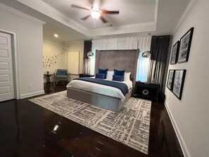 4 habitaciones, escritorio, tabla de planchar con plancha y wifi