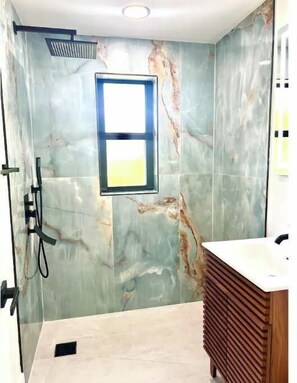 Ensemble baignoire-douche, séchoir à cheveux, serviettes fournies, savon