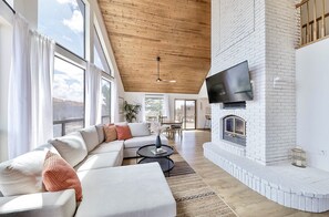 Smart-TV, Kamin, Videospiele, Tischfußball