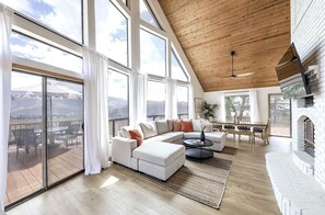 TV connectée, cheminée, jeux vidéo, baby-foot