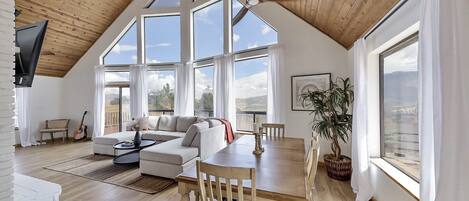 Smart TV, chimenea, videojuegos y futbolito