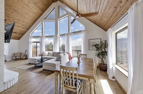 New Listing! Beautiful Getaway in the Tehachapi with Hot Tub!