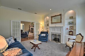 TV, DVD player, books, video library - Patio & Covered Porch: Spacious Bellevue Home! (Bellevue)