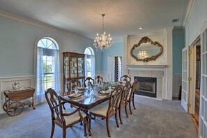 Dining - Patio & Covered Porch: Spacious Bellevue Home! (Bellevue)