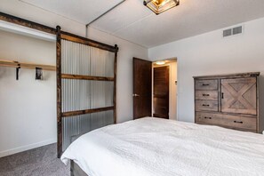 2 bedrooms, desk, iron/ironing board, free WiFi