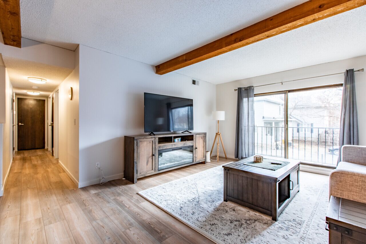 Smart TV, chimenea y oficina 