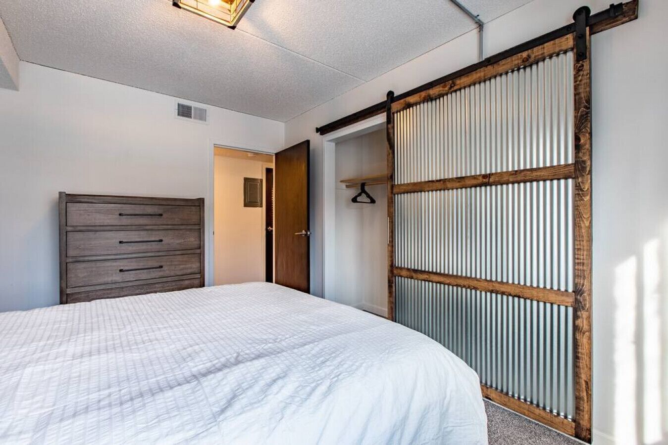 2 habitaciones, escritorio, tabla de planchar con plancha y wifi gratis 