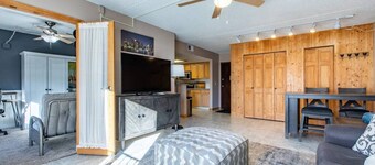 Comfy 1 bed/1 bath - 6 blocks from Mayo