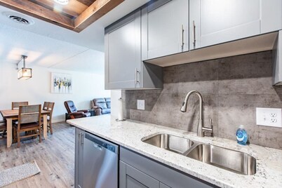 Modern, Rustic 2 Bed/1 bath 6 blocks from Mayo