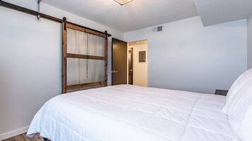 2 bedrooms, desk, iron/ironing board, free WiFi