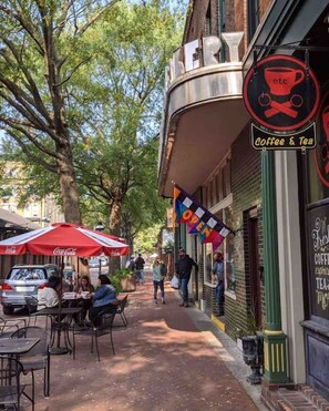 Outdoor dining - Historic Home in Downtown with 2 King Bedrooms! (paducah)