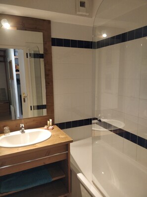 Ensemble douche/baignoire, sĂšche-cheveux