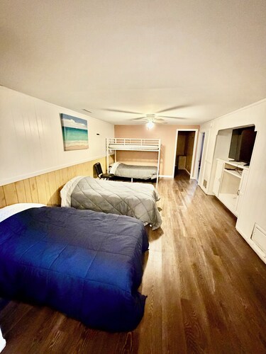 Closest house to ND! 15 min walk to Stadium