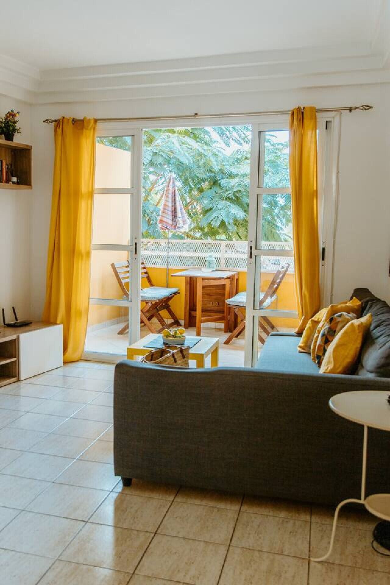 Una televisión de pantalla plana, videojuegos, libros