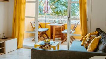 Una televisión de pantalla plana, videojuegos, libros